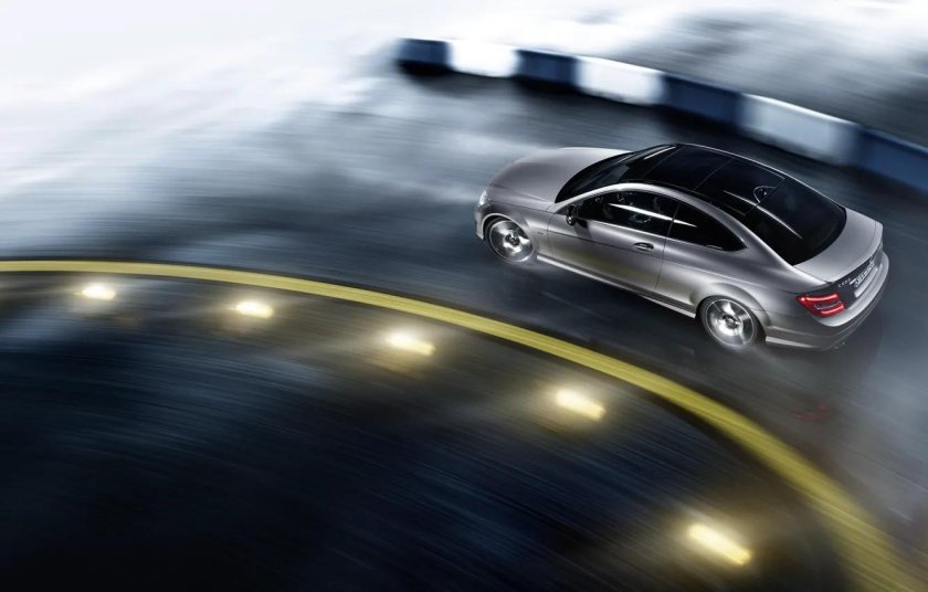 Машина на повороте