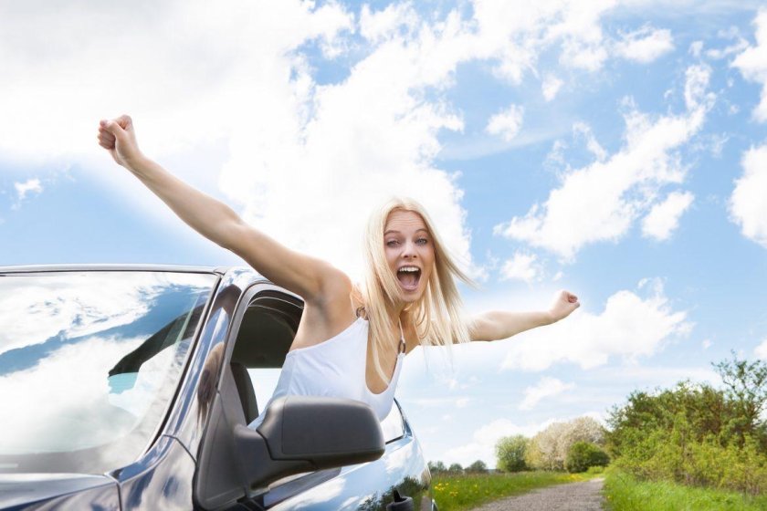 Девушка выглядывает из окна машины