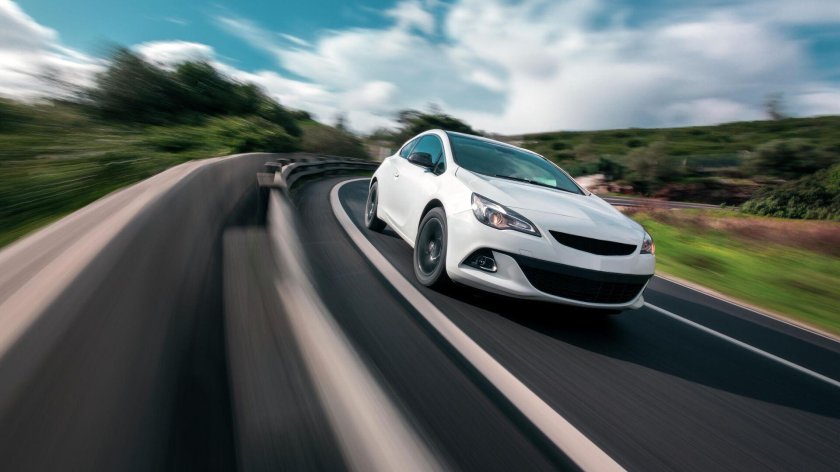 Машина на дороге