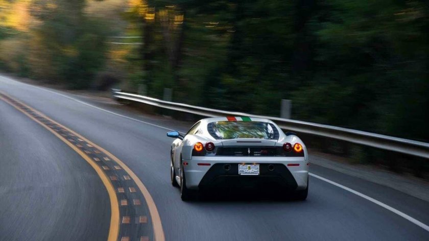 Машина на дороге