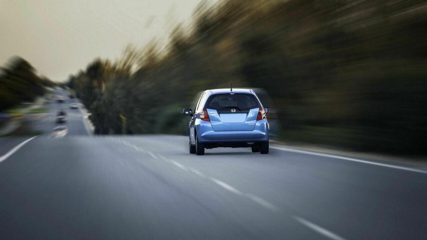 Машина на дороге