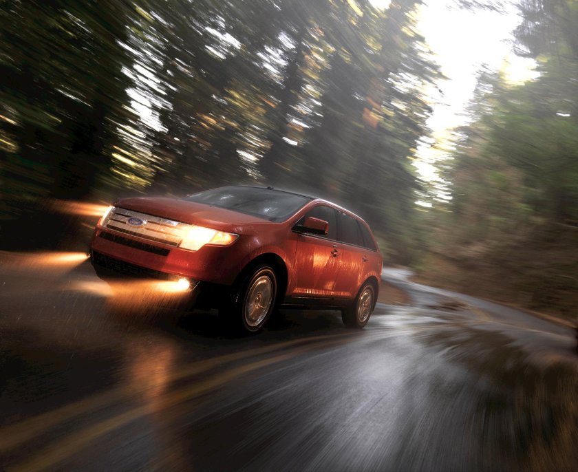 Машина на дороге