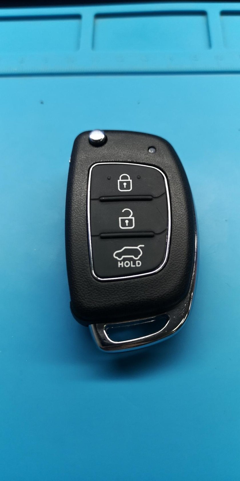 Фото ключи от Соляриса в руках девушки