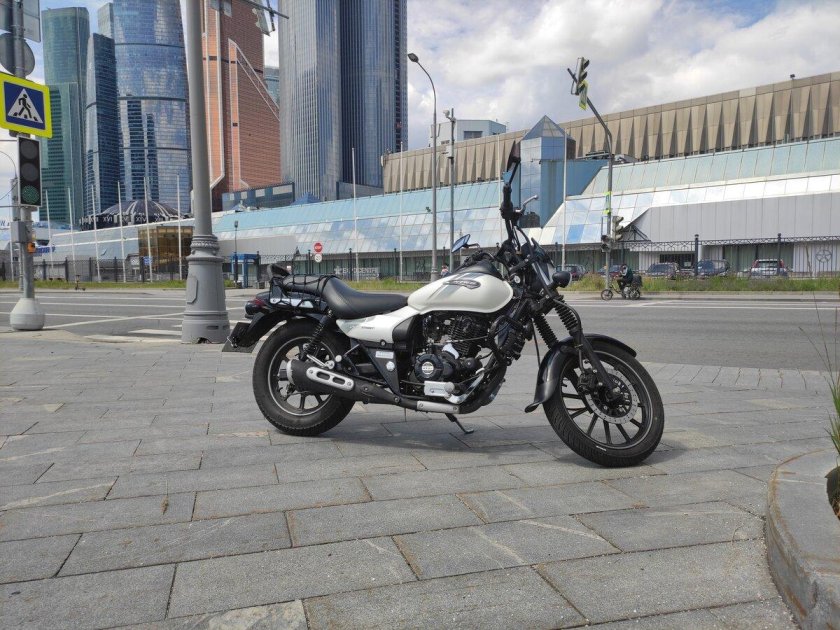 Bajaj Avenger 220 Street