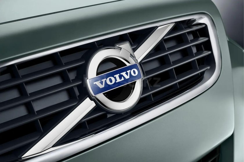 Знак Вольво на машине