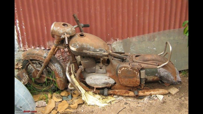 Мотоцикл Урал старый Ржавый