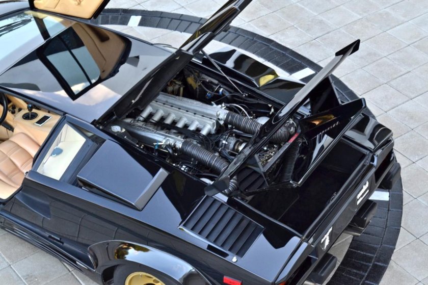 Lamborghini Countach мотор