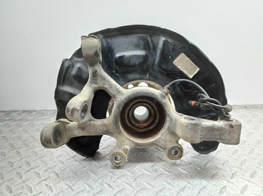 Кулак поворотный передний правый