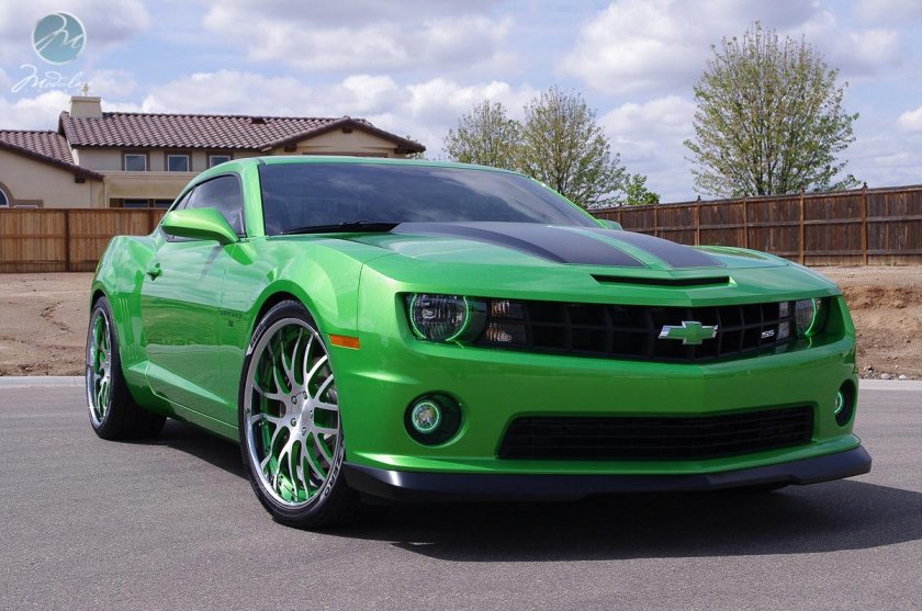 Chevrolet Camaro зеленый