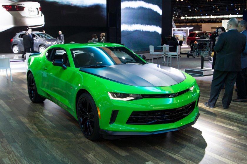 Chevrolet Camaro зеленый