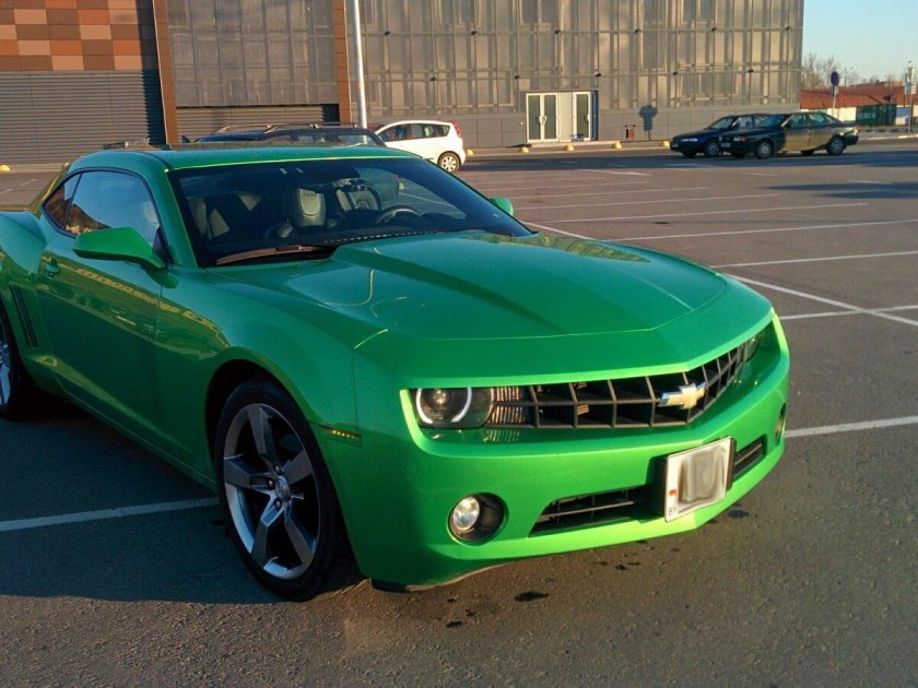 Chevrolet Camaro зеленый