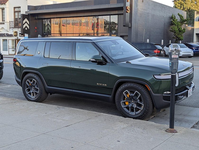 Rivian r1s