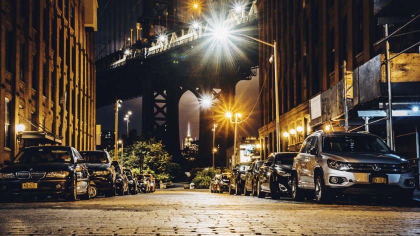 Ночная улица с машинами