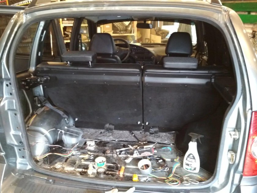 Моторный отсек Шевроле Нива