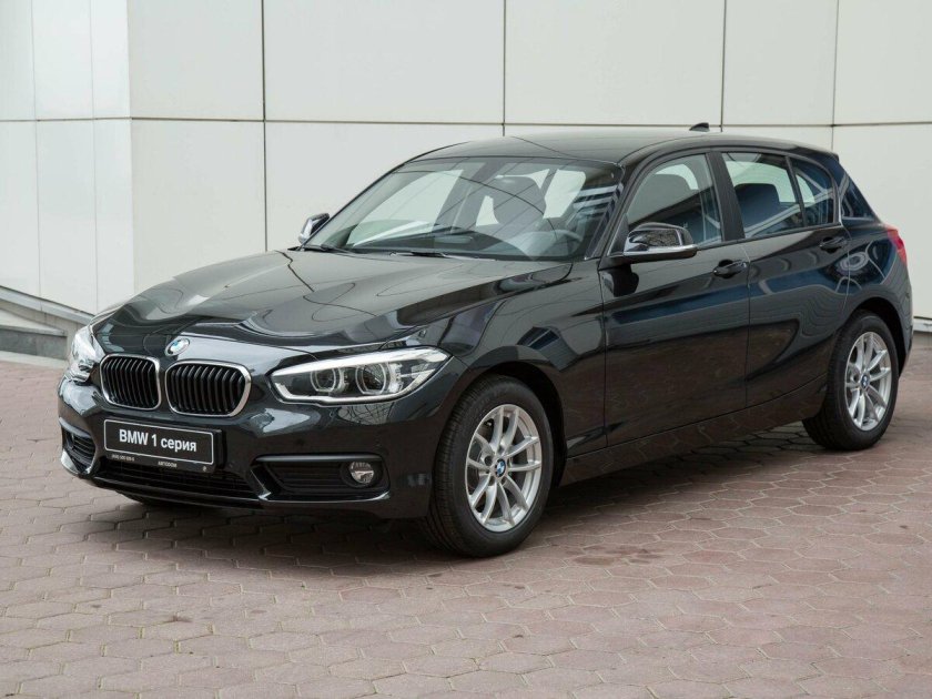 BMW 118i черная
