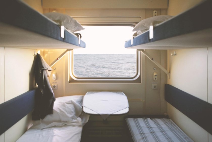 Поезд на море купе