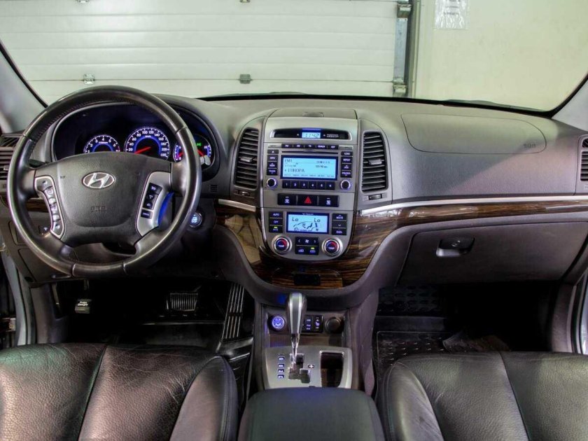 Hyundai Santa Fe 2011 Interior