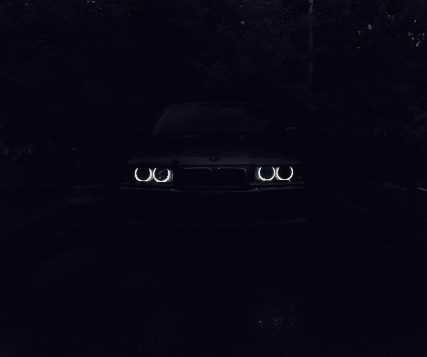 БМВ е34 в темноте