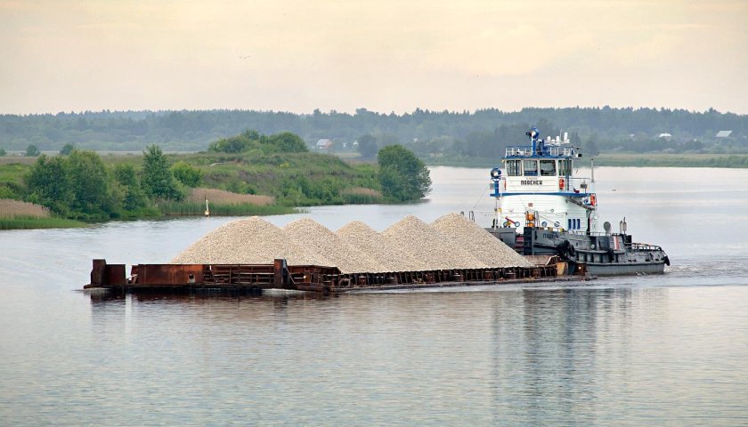 Река Волга с баржами