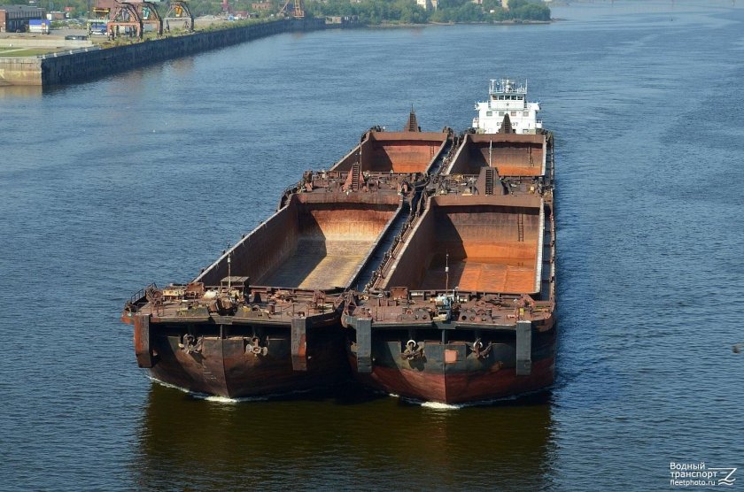 Речная баржа сухогруз