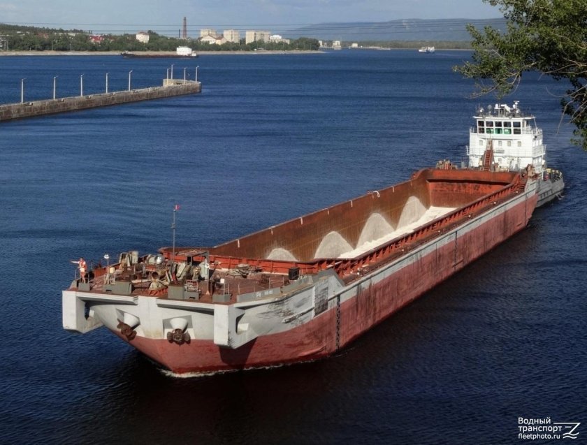 Баржа на Енисее