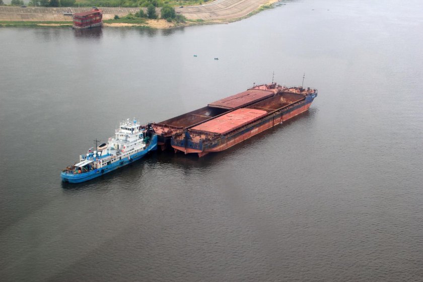 Самоходная баржа толкач