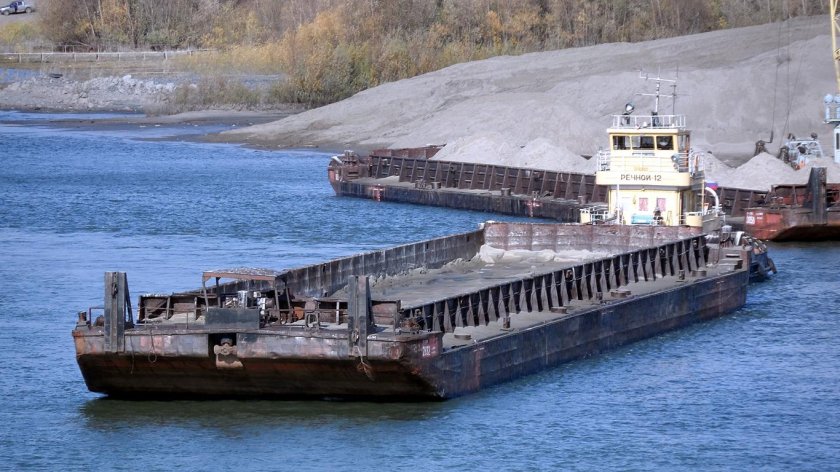 Самоходная баржа толкач