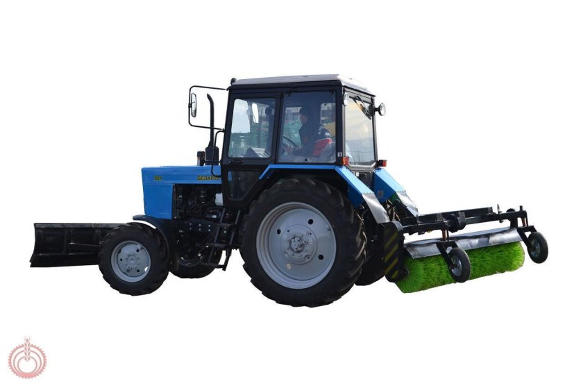 Трактор МТЗ 82.1 С отвалом и щеткой