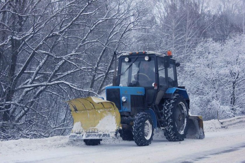 Трактор МТЗ 82 убирает снег