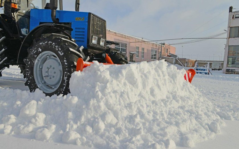Трактор МТЗ 82 убирает снег