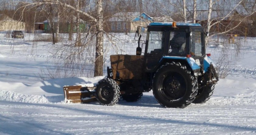 Трактор МТЗ 82 убирает снег