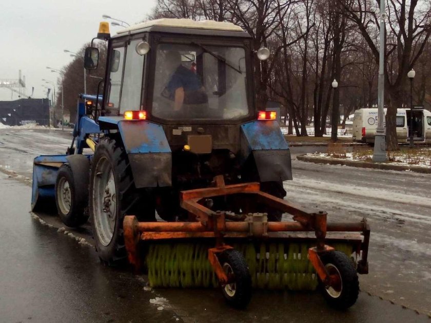 МТЗ 82.1 С отвалом и щеткой