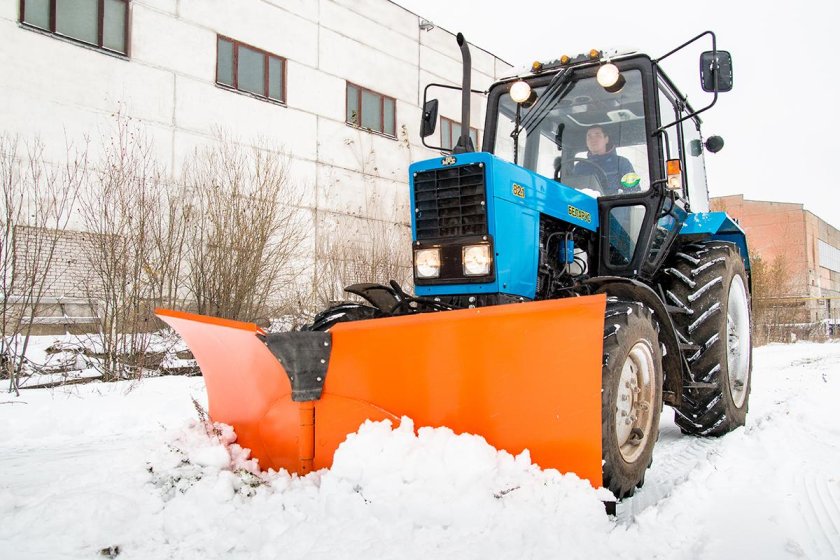 МТЗ 82.1 С отвалом и щеткой