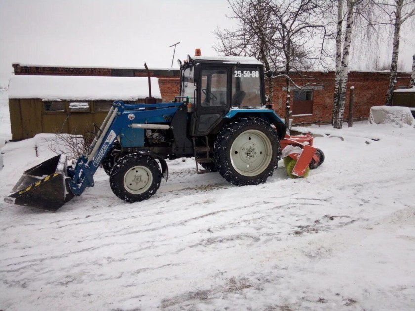 Трактор МТЗ 82.1 С ковшом и щеткой