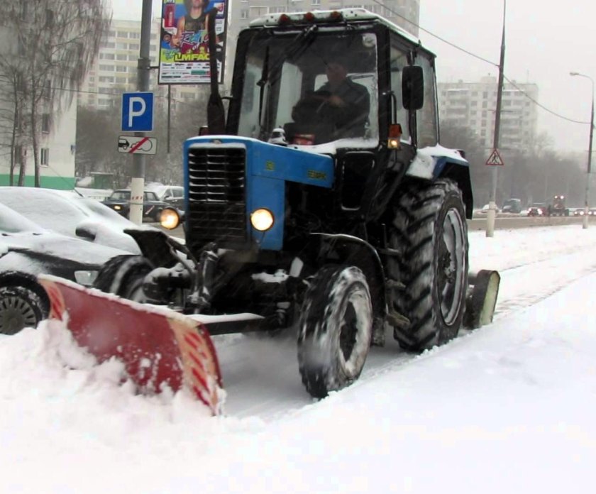 Трактор-щетка МТЗ 82.1 уборка снега