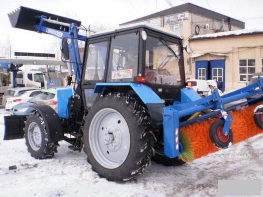 Трактор МТЗ 82.1 С отвалом и щеткой