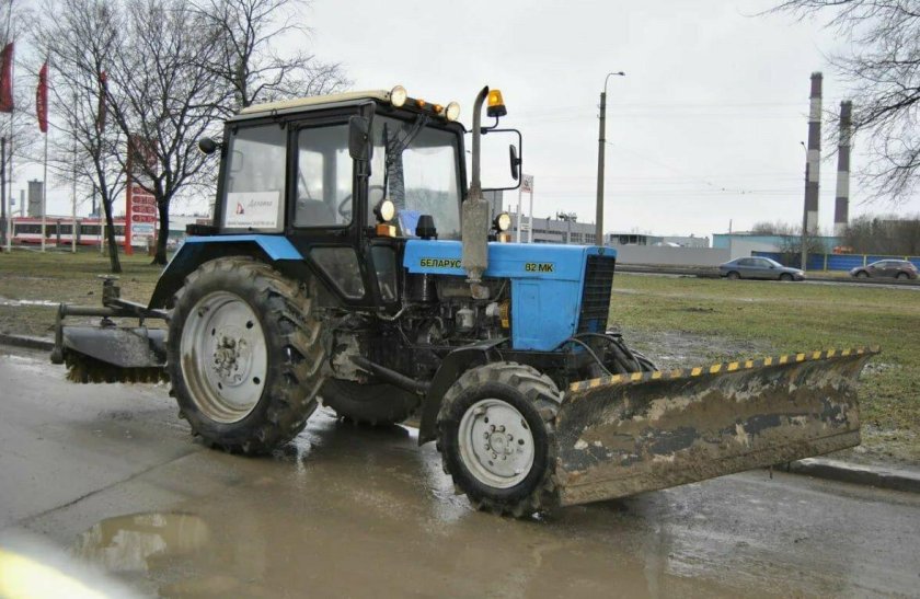 Трактор МТЗ 82.1 С отвалом и щеткой