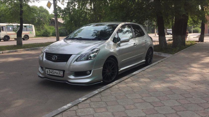 Сплиттер Toyota Auris 2007