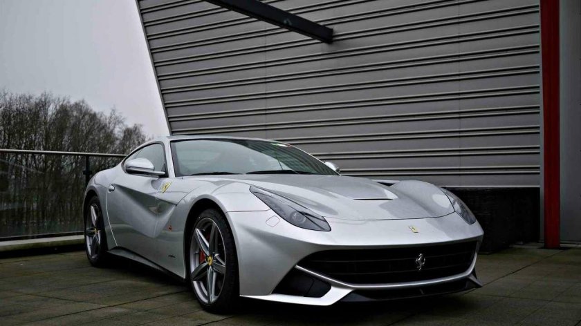 Феррари серебристая