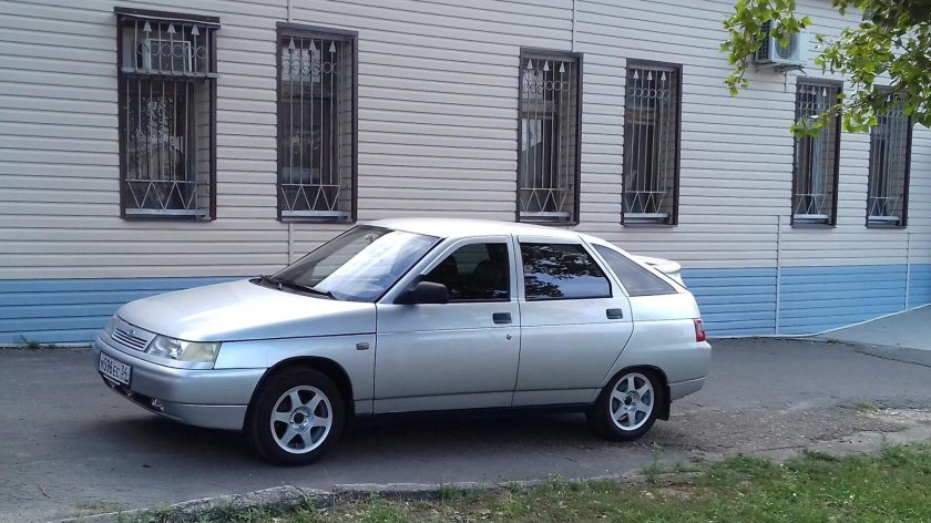 ВАЗ 2112 серебристая