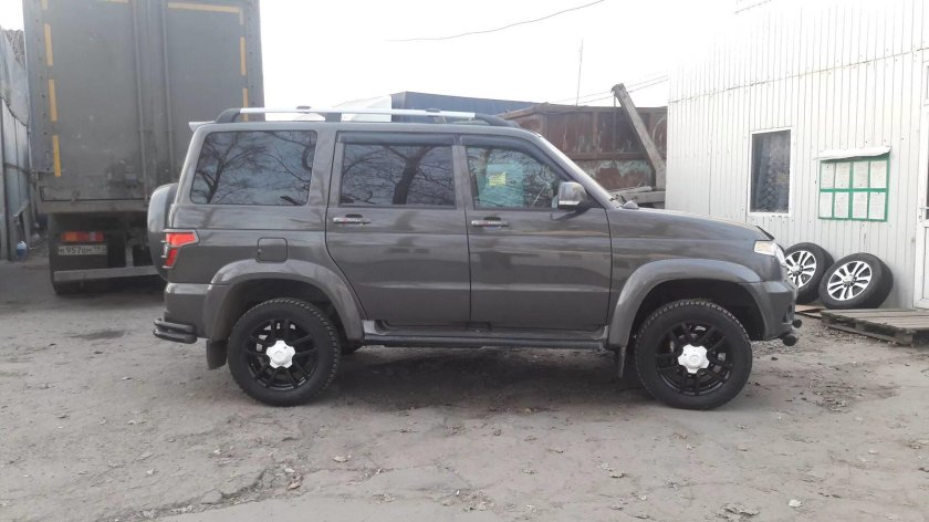 УАЗ Патриот черный на штампах