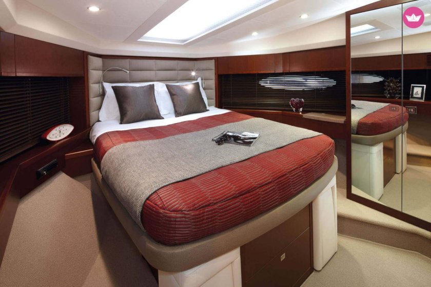 Яхта Princess 64