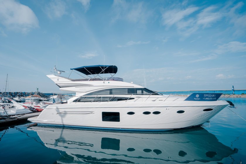 Моторная яхта принцесса 64