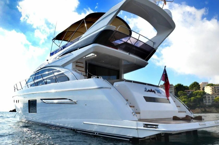 Яхта Princess 64