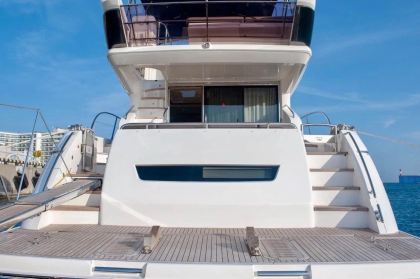 Яхта принцесса 64