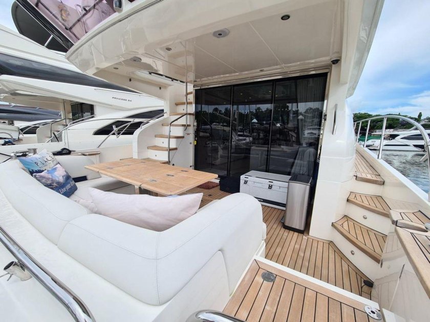 Яхта принцесса v60