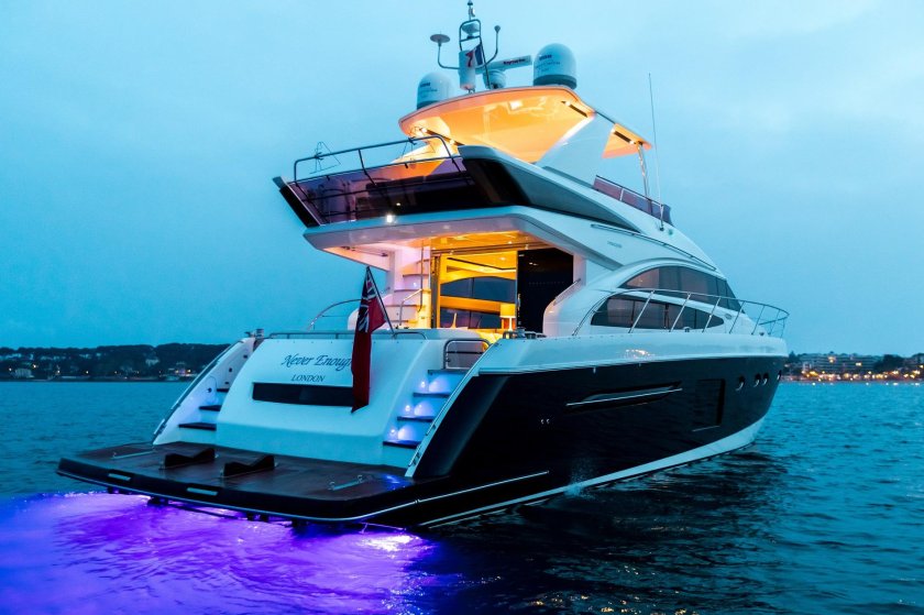 Яхта Princess 64