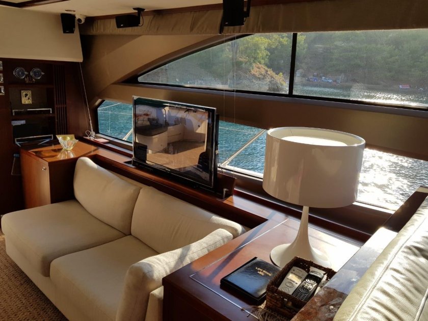 Яхта принцесса 64