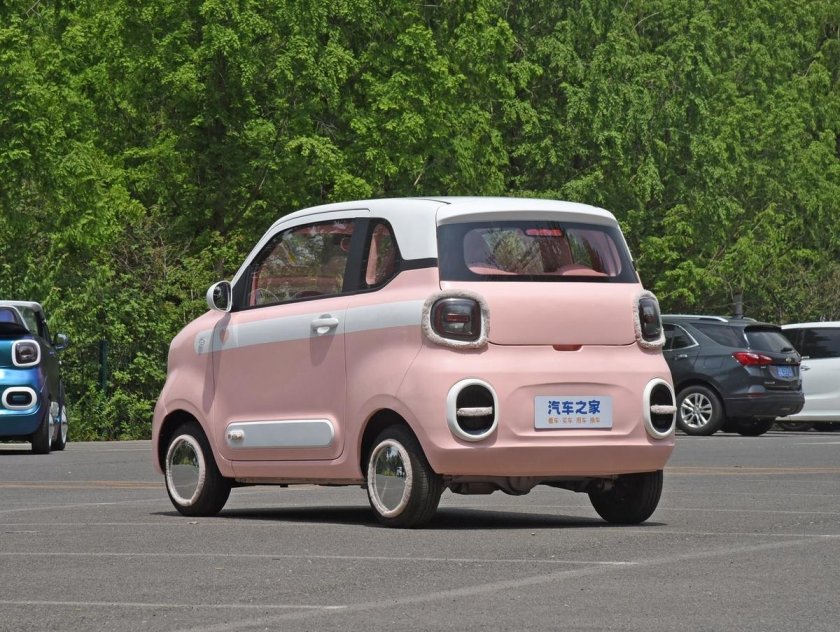 Маленький китайский электромобиль