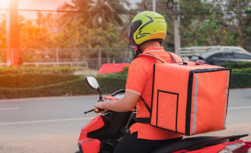 Доставщик на мопеде